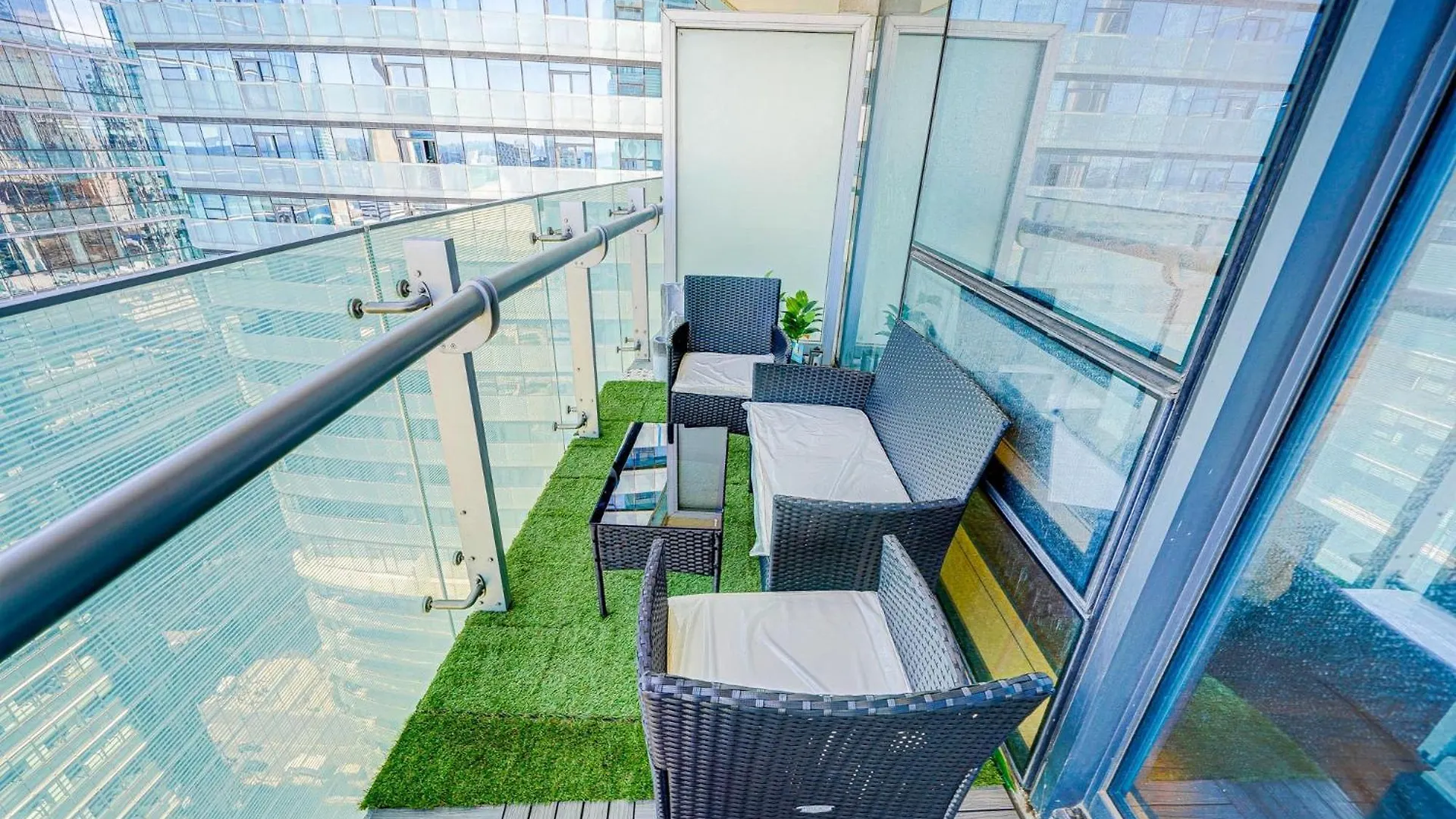 טורונטו Skytree Modern Suites קנדה